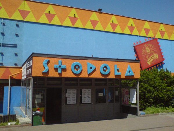 Gdzie na striptiz? Najlepiej do klubu studenckiego "Stodoła". Szczególnie, jeśli lubi się oglądać męki przy rozpinaniu stanika... (fot. Daniel Koć (Kocio), lic. CC BY-SA 3.0). Gdzie na striptiz? Najlepiej do klubu studenckiego "Stodoła". Szczególnie, jeśli lubi się oglądać męki przy rozpinaniu stanika... (fot. Daniel Koć (Kocio), lic. CC BY-SA 3.0).