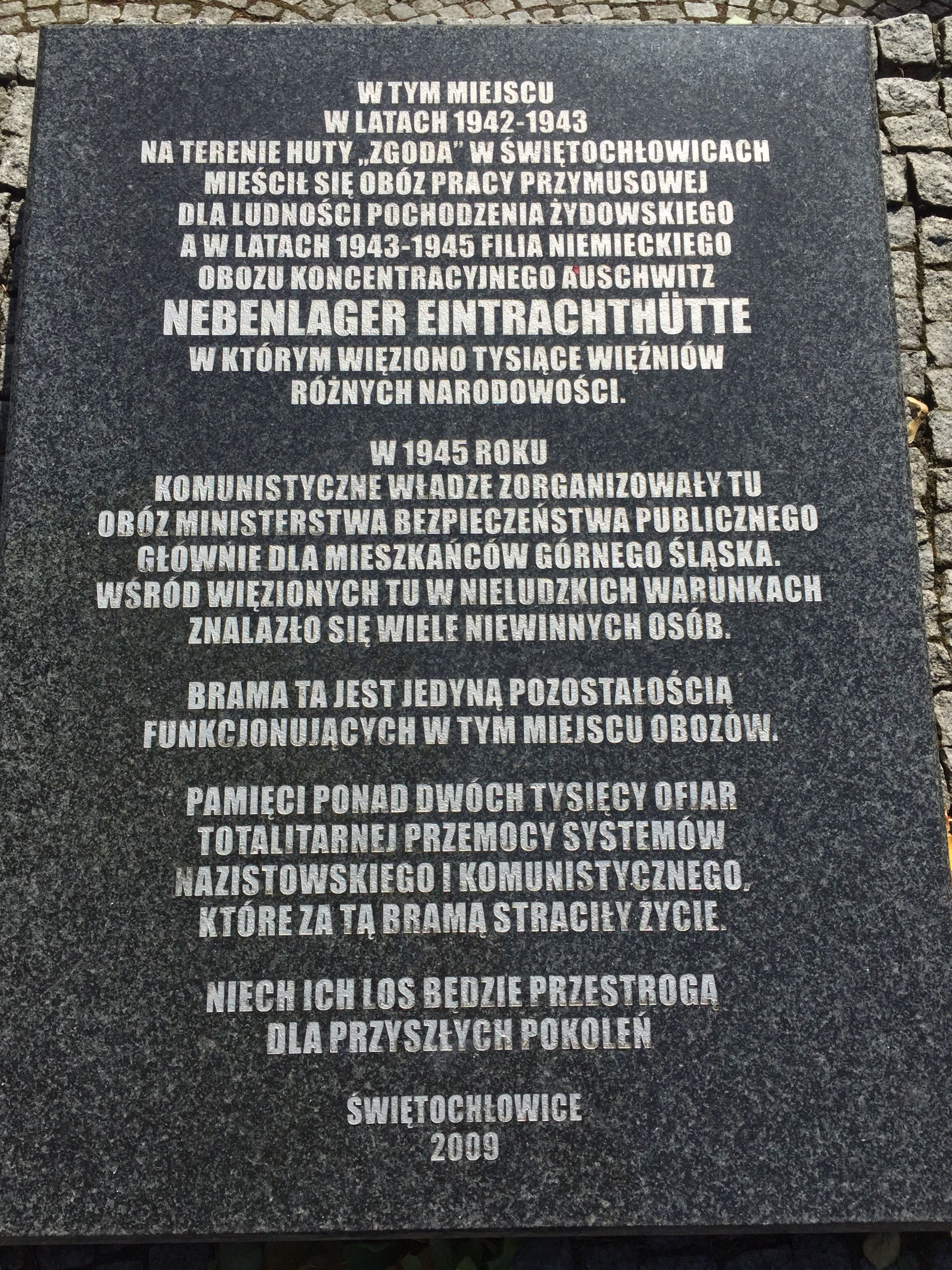 Tablica upamiętniająca ofiary niemieckiego a po wojnie ubeckiego obozu koncentracyjnego zlokalizowanego w Świętochłowicach (fot. Drozdp; lic. CC BY-SA 4.0).