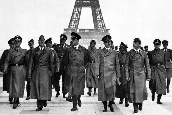 Zawiedziony Hitler odchodzi od wieży Eiffla, pomstując na okrutny ruch oporu... Tak naprawdę sabotaż widokowy nie zrobił na nim wielkiego wrażenia. Na zdjęciu po lewej od Hitlera rzeźbiarz Arno Breker, po prawej architekt Albert Speer (źródło: Bundesarchiv, lic.: CC BY-SA 3.0 de).
