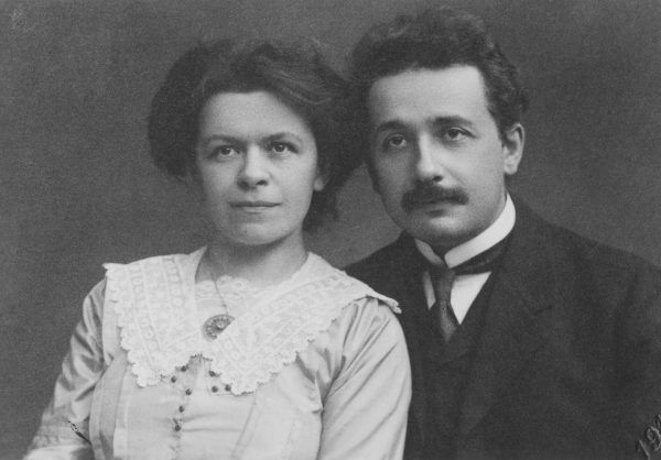 Albert i Mileva w pewnym momencie wyglądali dobrze już tylko na zdjęciach... Ta podobizna pary małżeńskiej pochodzi z 1912 roku, kiedy związek praktycznie był już martwy, a bliskość zdarzała się tylko podczas rękoczynów... (domena publiczna).