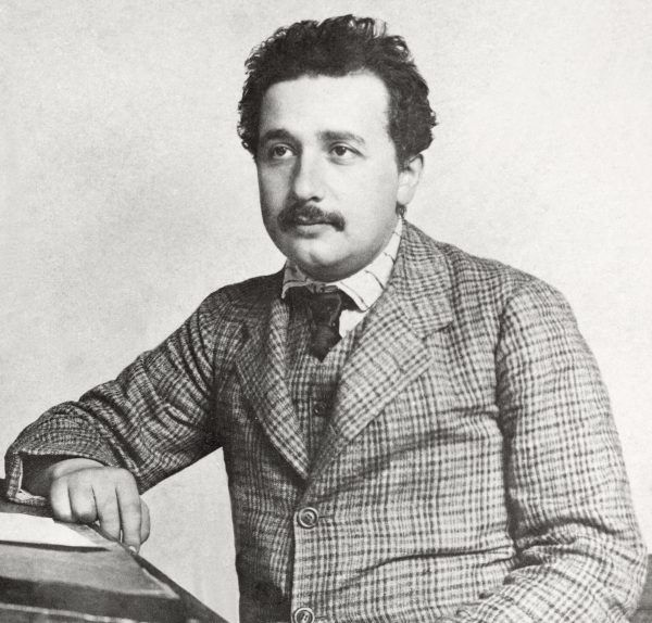 Albert Einstein podczas "pierdzenia w stołek" w berneńskim Urzędzie Patentowym. Nudna posadka była dla niego ważniejsza, niż pierworodne dziecko (fot. Lucien Chavan, ETH-Bibliothek Zürich, Bildarchiv, domena publiczna).