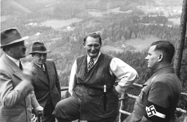 Hitler od siedzenia w stolicy zdecydowanie wolał plenery, najlepiej górskie. Na tym zdjęciu z 1936 roku widzimy go ze współpracownikami w Obersalzbergu (Bundesarchiv, B 145 Bild-F051620-0043 / CC-BY-SA 3.0).