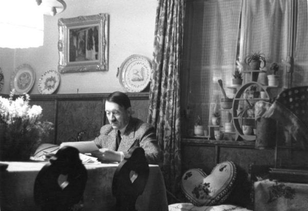 Hitler nad papierami? To niezwykle rzadki widok dla jego pracowników. Szczególnie, że nie przegląda ich w biurze... Zdjęcie z 1936 roku (Bundesarchiv, Bild 146-1973-034-42 / Heinrich Hoffmann / CC-BY-SA 3.0).