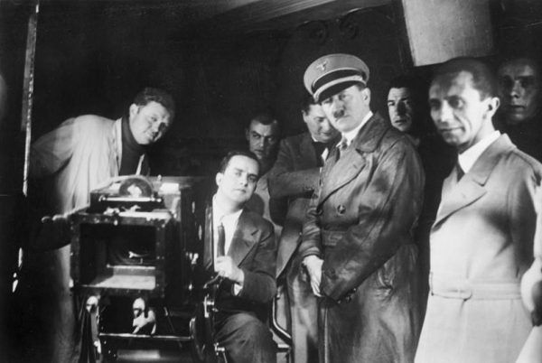Jednym z ostatnich punktów dnia z Hitlerem była projekcja filmu. No chyba, że Führer się rozgadał... Fotografia z 1935 roku (Bundesarchiv, Bild 183-1990-1002-500 / CC-BY-SA 3.0).