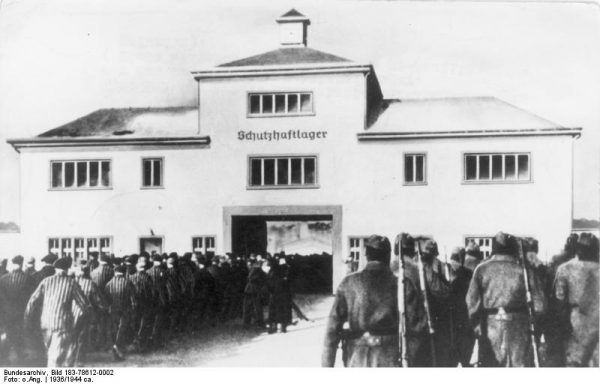 Centrum operacyjnym największego fałszerstwa w trakcie drugiej wojny światowej był... obóz koncentracyjny w Sachsenhausen. Do podrabiania funtów i dolarów wykorzystywano więźniów. Akcją dowodził SS- Haupsturmführer Bernhard Krüger (źródło: Bundesarchiv, lic. CC BY-SA 3.0 de).
