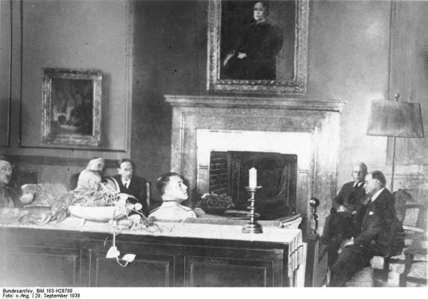 Sekretarz stanu w MSZ Ernst von Weizsäcker nie zawsze musiał łapać Hitlera w biegu. Choć na spotkaniach na szczycie, takich jak to, raczej bieżących spraw nie załatwił... Zdjęcie z kuluarów konferencji w Monachium, Hitler pierwszy z lewej, Weizsäcker drugi z prawej (Bundesarchiv, Bild 183-H28788 / CC-BY-SA 3.0).