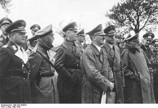 Feldmarszałek (lo)Keitel lojalnie stał przy Hitlerze nawet gdy ten wpadał w nieposkromiony gniew. Na zdjęciu Führer przygląda się nowo wzniesionym fortyfikacjom "Westwalles" z Wilhelmem Keitlem za plecami (Bundesarchiv, Bild 183-H29051 / CC-BY-SA 3.0).