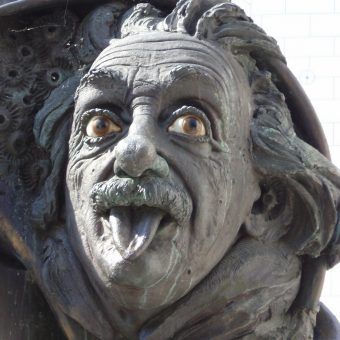 "Święty człowiek..."? Akurat! Pomnik Alberta Einsteina dłuta Jürgena Goertza z Ulm (fot. Nono vlf, lic. CC BY-SA 3.0). "Święty człowiek..."? Akurat! Pomnik Alberta Einsteina dłuta Jürgena Goertza z Ulm (fot. Nono vlf, lic. CC BY-SA 3.0).