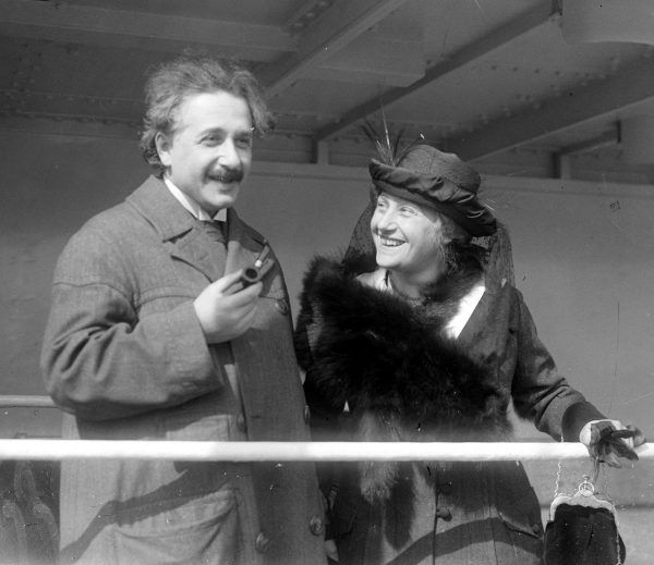 Einstein podejmował kuriozalne próby "ratowania małżeństwa" i zarzucał Milevie całe zło świata. Tymczasem sam romansował z kuzynką Elsą. Zdjęcie Alberta i jego drugiej żony z 1921 roku (domena publiczna).
