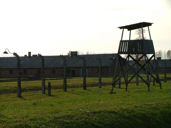 W obozie Birkenau warunki życia więźniów były jeszcze trudniejsze, niż w Auschwitz I (fot. Emmanuel DYAN, lic. CC BY 2.0).