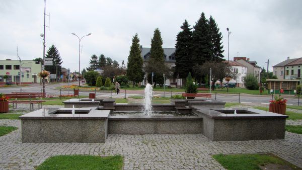 Po tym, jak w Sylwestra 1971 roku z miejscowego posterunku ukradziono zapas broni, idyllicznie dziś wyglądające miasteczko Frampol stało się sceną zakrojonej na wielką skalę... i wyjątkowo nieudolnie prowadzonej akcji poszukiwawczej (fot. Pece, lic. CC BY 3.0). Po tym, jak w Sylwestra 1971 roku z miejscowego posterunku ukradziono zapas broni, idyllicznie dziś wyglądające miasteczko Frampol stało się sceną zakrojonej na wielką skalę... i wyjątkowo nieudolnie prowadzonej akcji poszukiwawczej (fot. Pece, lic. CC BY 3.0).