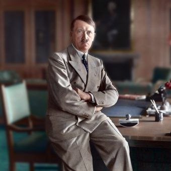 Hitler na biurku w Berghofie - zdjęcie koloryzowane (Bundesarchiv, Bild 146-1990-048-29A / Heinrich Hoffmann / CC-BY-SA). Hitler na biurku w Berghofie - zdjęcie koloryzowane (Bundesarchiv, Bild 146-1990-048-29A / Heinrich Hoffmann / CC-BY-SA).