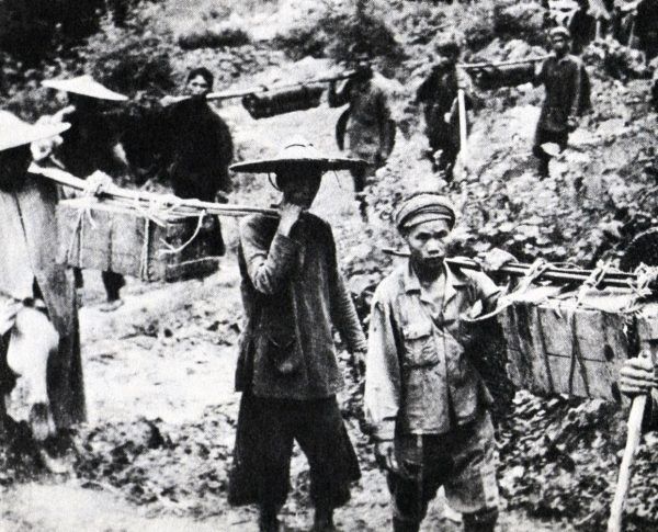 Przecięcie szlaku Ho Chi Minh mogło być receptą na wygranie wojny. Na zdjęciu w 1959 roku, przechwyconym od Wietkongu, widać laotańskich kulisów na szlaku Ho Chi Minha zmierzających z dostawą na południe (domena publiczna).