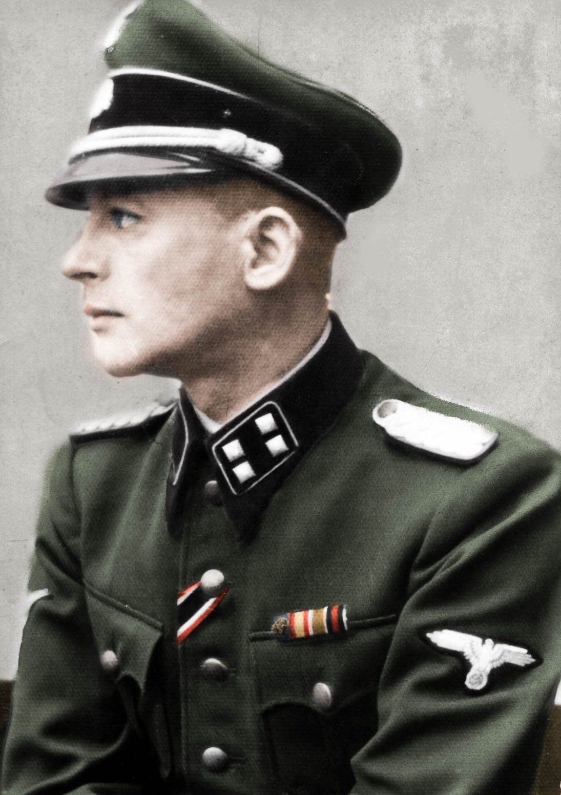 Największy fałszerz w dziejach SS-Sturmbannführer Bernhard Krügerf na fotografii z czasów wojny. Zdjęcie z książki „Mój dziadek fałszerz” (źródło: archiwum rodziny Krüger; koloryzacja: RK).