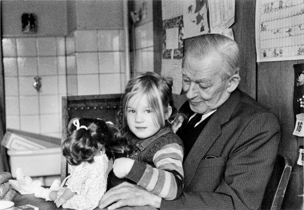 Bernhard Krüger jako szacowny starszy pan wraz z wnuczą Charlotte wiele lat po wojnie. Zdjęcie z książki "Mój dziadek fałszerz" (źródło: archiwum rodziny Krüger).