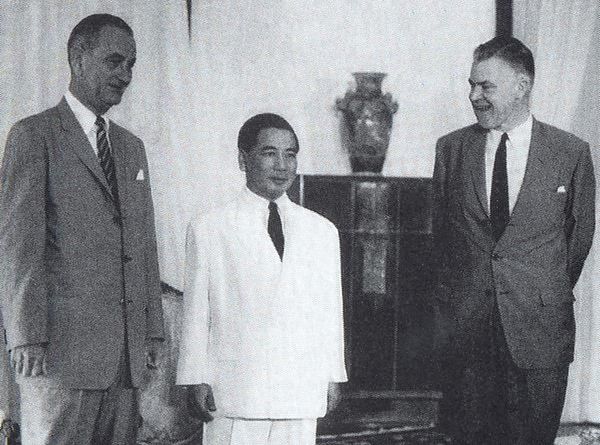 Prezydent Lyndon B. Johnson zapowiedział wyjście z Wietnamu. Na zdjęciu z Ngô Đình Diệmem, prezydentem Wietnamu Południowego (domena publiczna).