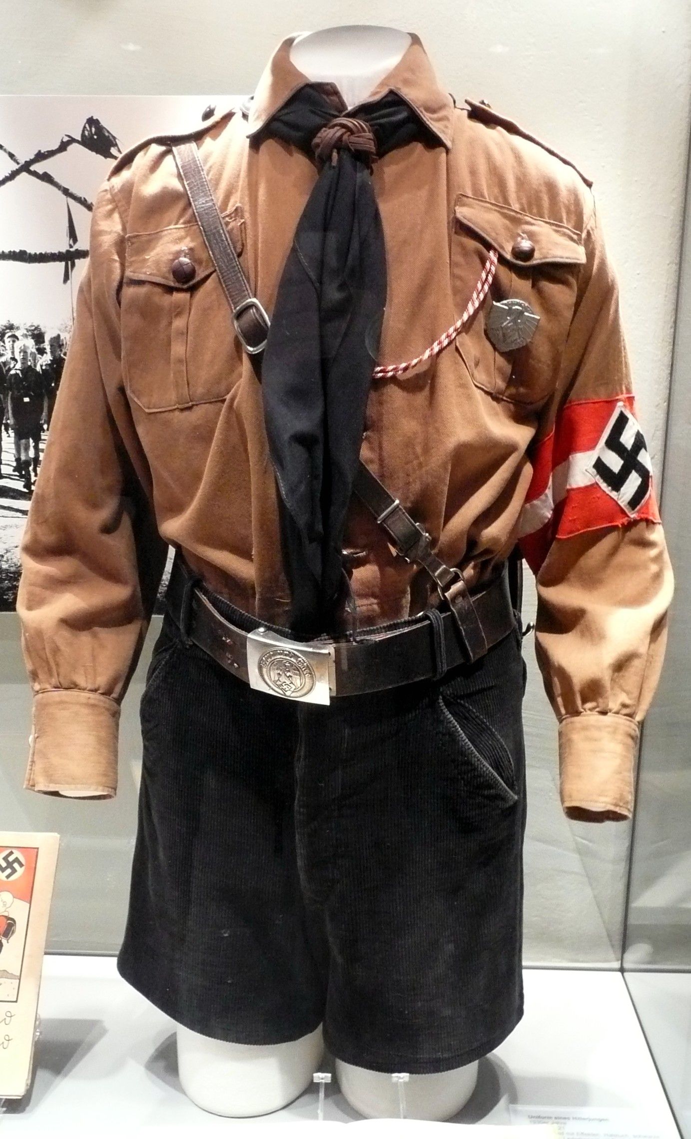 W Austrii Janusz Bukorzycki został ubrany w mundurek Hitlerjugend (fot. WerWil; lic. CC BY-SA 2.5).