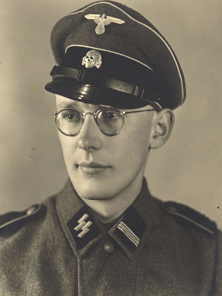Niektórym więźniom, szczególnie tym, którzy płynnie mówili po niemiecku, udawało się zbiec z obozu w mundurze esesmańskim. Był on bardzo charakterystyczny, co widać na zdjęciu przedstawiającym Oskara Gröninga, strażnika w Auschwitz w latach 1942-1944 (źródło: domena publiczna).