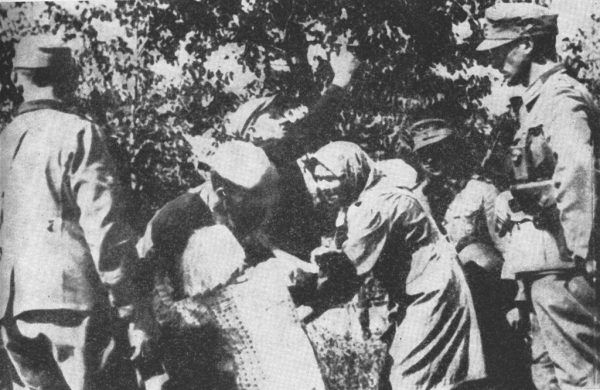 Niemcy w czasie II wojny światowej porwali około 200 tysięcy polskich dzieci. Na zdjęciu uprowadzenie polskich dzieci w czasie pacyfikacji jednej z wsi na Zamojszczyźnie (źródło: domena publiczna).