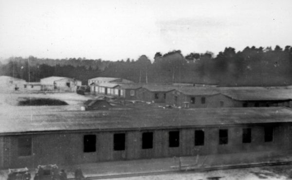 W poniemieckim obozie w Potulicach w latach 1945-1950 ponad połowę osadzonych stanowiły dzieci poniżej 15 roku życia! Na zdjęciu budowa obozu niemieckiej Centrali Przesiedleńczej w Potulicach (źródło: domena publiczna).