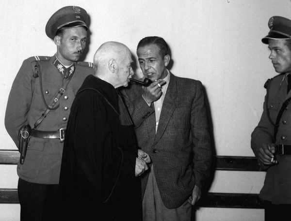 Seryjny zabójca Władysław Mazurkiewicz (drugi od prawej) rozmawia z adwokatem Zygmuntem Hofmokl-Ostrowskim podczas procesu w Krakowie, sierpień 1956 roku. Zdjęcie z książki "Zagadki kryminalne PRL" (Fot. PAP/CAF/Józef Rumianowski). Seryjny zabójca Władysław Mazurkiewicz (drugi od prawej) rozmawia z adwokatem Zygmuntem Hofmokl-Ostrowskim podczas procesu w Krakowie, sierpień 1956 roku. Zdjęcie z książki "Zagadki kryminalne PRL" (Fot. PAP/CAF/Józef Rumianowski).