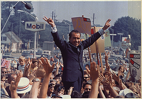 Richard Nixon wygrał wybory, obiecując wyjście z wojny z "honorem". Na zdjęciu widać go podczas wiecu wyborczego w 1968 roku (fot. Oliver F. Atkins, National Archives and Records Administration, domena publiczna).