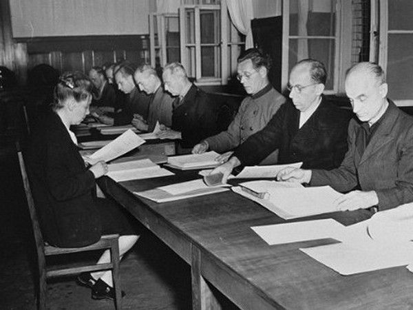 W październiku 1947 roku rozpoczął się ósmy z 12 procesów norymberskich. Na ławie oskarżonych znaleźli się między innymi ludzie związani z Lebensborn. Na zdjęciu oskarżeni zapoznają się z zarzutami (źródło: domena publiczna).