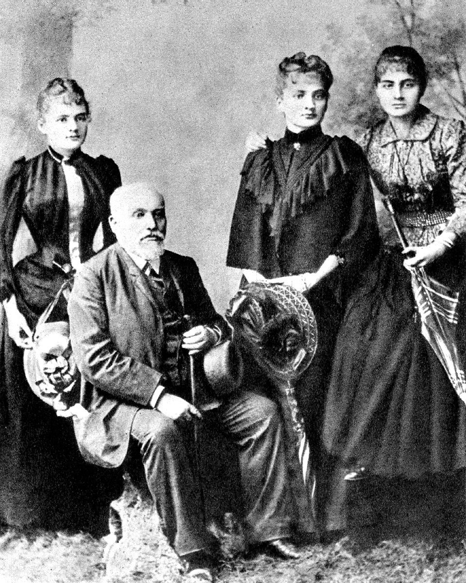 Nie tylko Maria (z lewej), ale i jej siostra Bronisława (w środku) zostały odrzucone jako kandydatki na żonę ze względu na swój status majątkowy (źródło: domena publiczna). 