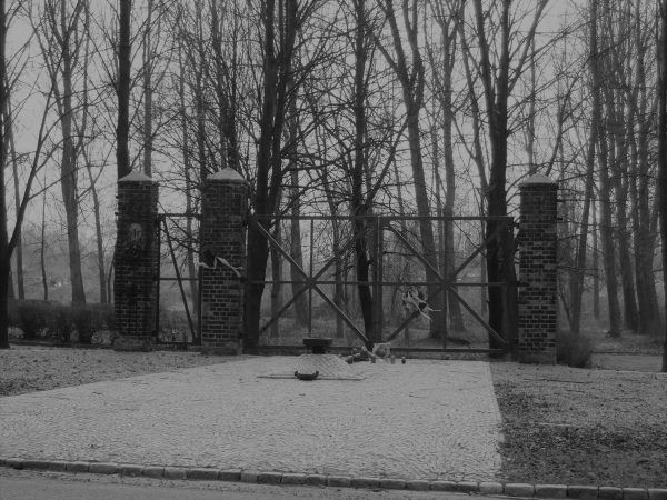 Czternastoletnia Dorota Boreczek w 1945 roku trafiła do obozu Zgoda w Świętochłowicach, gdzie była świadkiem potwornych scen Na fotografii obozowa brama. Zdjęcie z książki "Mała zbrodnia" (Znak Horyzont 2017).