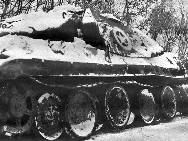 Zniszczony czołg Pantera, który miał udawać amerykański niszczyciel czołgów M10 Wolverine (fot. United States Department of Defense).