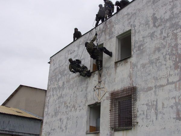 Komandosi bywają niczym filmowy Rambo. Jeśli do budynku trzeba wejść razem ze ścianą, nie mają z tym najmniejszego problemu. (Zdjęcie pochodzi z materiałów prasowych wydawnictwa Bellona).