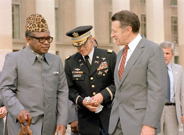 Patrząc na nakrycie głowy Mobutu Sese Seko nietrudno się domyślić, dlaczego nazywano go Lampartem. Zdjęcie z wizyty w USA w 1983 roku (fot. Frank Hall, domena publiczna).