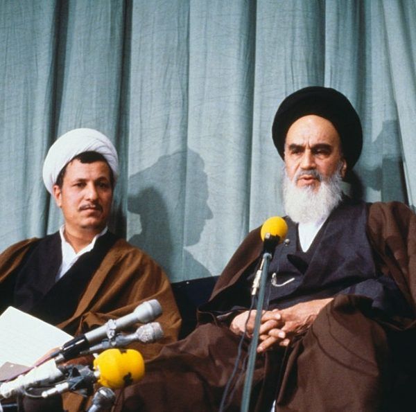 W Iranie prawo aborcyjne zaostrzyło się po obaleniu reżimu szacha Rezy Pahlawiego i nadejściu Islamskiej Republiki Iranu w 1979 roku, w wyniku rewolucji, na której czele stanął ajatollah Ruhollah Chomeini (źródło: domena publiczna).