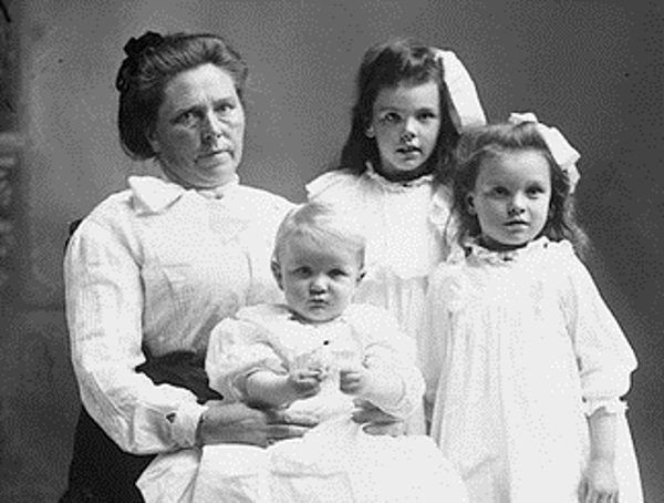 Belle Gunness, dobra żona i matka? Cóż pozory często mylą (źródło: domena publiczna). Belle Gunness, dobra żona i matka? Cóż pozory często mylą (źródło: domena publiczna).