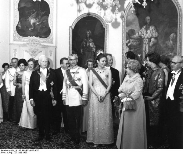 Pod rządami szacha Mohammeda Rezy Pahlawiego (na zdjęciu w centrum) sytuacja irańskich kobiet znacząco się poprawiła. Wzorcem nowoczesnej Iranki miała być jego trzecia żona, królowa Farah (zdj. Bundesarchiv, lic. CC BY-SA 3.0 de).