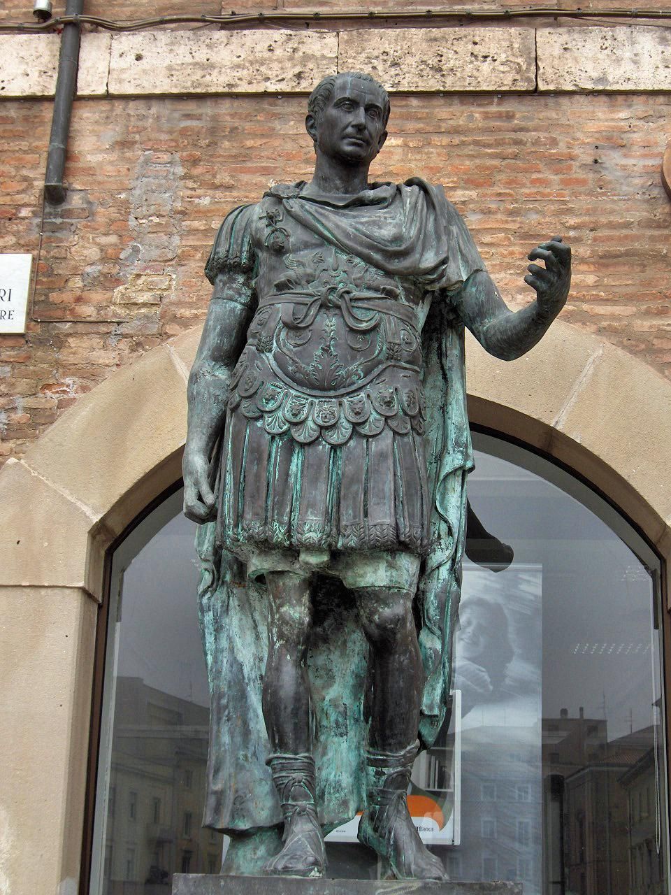 Nawet jak na starożytne standardy Juliusz Cezar wykazywał się bezprecedensową brutalnością. Na ilustracji posąg Cezara w Romini (fot. Georges Jansoone; lic. CC BY-SA 4.0).