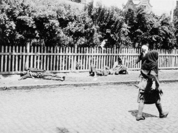 Trupy pomarłych z głodu na ulicy w Charkowie w 1932 roku (fot. Alexander Wienerberger, domena publiczna).
