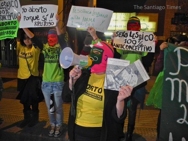 Jednym z krajów, gdzie utrzymują się surowe ustawodawstwo antyaborcyjne, jest Chile. Od kilku lat nasilają się tam jednak demonstracje na rzecz liberalizacji prawa. Na zdjęciu marsz pro-choice z lipca 2013 roku (zdj. Santiago Times, lic. CC BY 2.0).