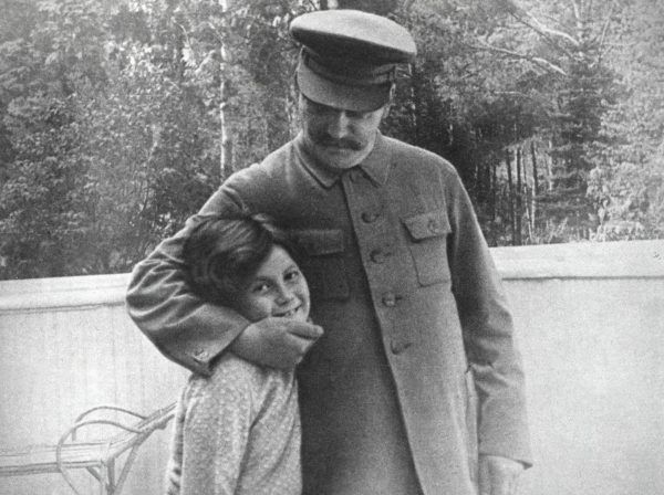 Pozornie rozkoszne zabawy Stalina z córką miały swą mroczną stronę. Zdjęcie pochodzi z materiałów promocyjnych książki Rosemary Sullivan pod tytułem "Córka Stalina", wydanej przez Znak Horyzont (źródło:EAST NEWS/LASKI DIFFUSION).
