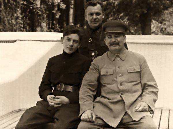 Wasilij Stalin z "oboma" ojcami - Józefem Stalinem i Nikołajem Własikiem - w 1935 roku (domena publiczna).