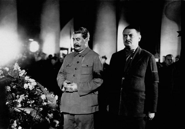 Z woli ojca Swietłana poślubiła syna Andrieja Żdanowa. Małżeństwo to było kompletnym niewypałem. Na zdjęciu Stalin i twórca żdanowszczyzny na pogrzebie Kirowa w 1934 roku (domena publiczna).
