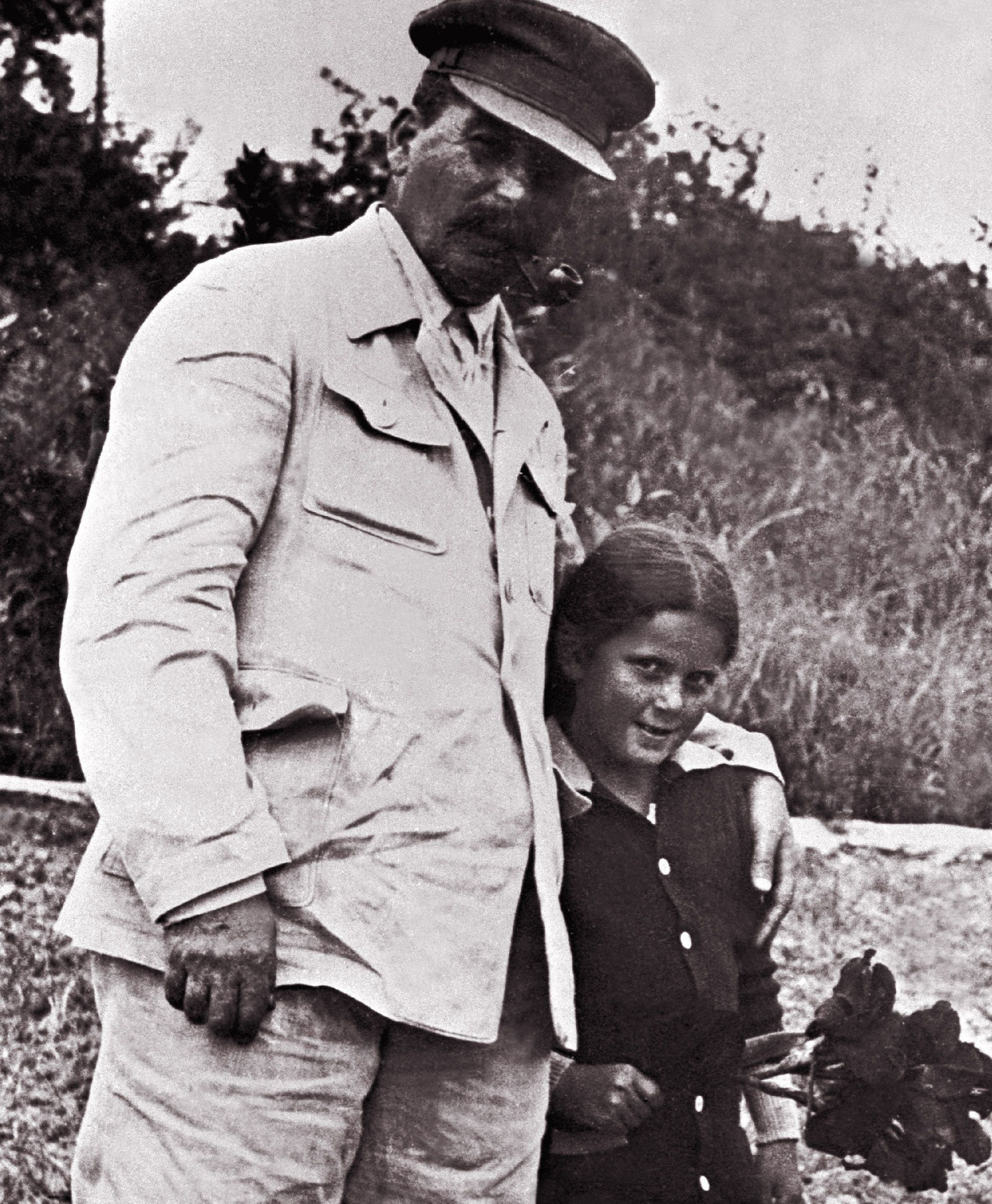 Wróbelek i papoczka na spacerze. Zdjęcie, wykonane w 1933 roku, pochodzi z materiałów promocyjnych książki Rosemary Sullivan pod tytułem "Córka Stalina", wydanej przez Znak Horyzont (źródło:EAST NEWS/LASKI DIFFUSION).