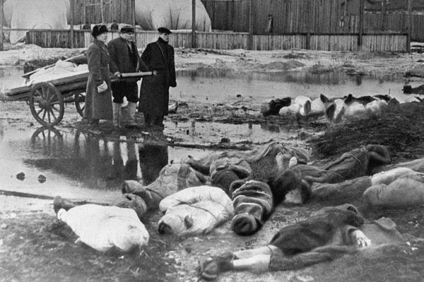 Podczas blokady Leningradu dochodziło do aktów kanibalizmu. Zwłoki należało więc chować jak najszybciej… Na zdjęciu mężczyźni grzebiący trupy na Cmentarzu Wołkowskim (fot. RIA Novosti archive, Boris Kudoyaro, lic. CC-BY-SA 3.0).