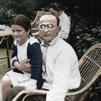 Swietłana Alliłujewa na kolanach Berii w 1935 roku. Zdjęcie z książki Rosemary Sullivan pod tytułem "Córka Stalina" (Znak Horyzont 2017). Koloryzacja: Rafał Kuzak. Swietłana Alliłujewa na kolanach Berii w 1935 roku. Zdjęcie z książki Rosemary Sullivan pod tytułem "Córka Stalina" (Znak Horyzont 2017). Koloryzacja: Rafał Kuzak.