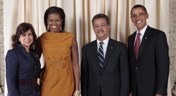 Na Dominikanie całkowity zakaz aborcji wprowadzono za prezydentury Leonela Fernándeza. Na zdjęciu z żoną, prezydentem Barackiem Obamą, i amerykańską Pierwszą Damą (zdj. Official White House Photo by Lawrence Jackson, źródło: domena publiczna).