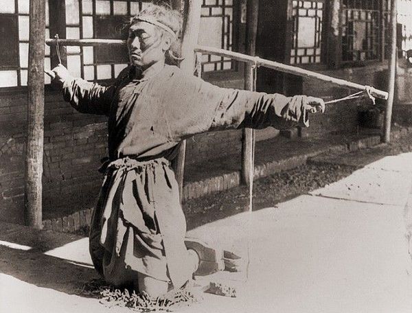 Takie tortury stosowano na chińskich więźniach pół wieku wcześniej... za czasów Mao wolano głodzić i zaharowywać osadzonych (fot. Hawley C. White, lic. CC BY-SA 2.0).