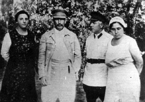 Póki Nadia żyła, dzieci miały być jej problemem. Po śmierci żony Stalin z trudem odnajdywał się w roli samotnego ojca. Na zdjęciu Nadia, jej mąż i marszałkostwo Woroszyłowie (domena publiczna).