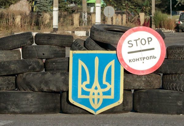 "Ukraina to jeden z najbardziej skorumpowanych, zdezorganizowanych i zdewastowanych krajów na świecie", a do tego pogrążonych w wojnie z Rosją. Nic dziwnego, że ciągnie tam islamskich bojowników. Na zdjęciu punkt kontrolny w Donbasie w 2014 roku (fot. ВО «Свобода», lic. CC BY 3.0).