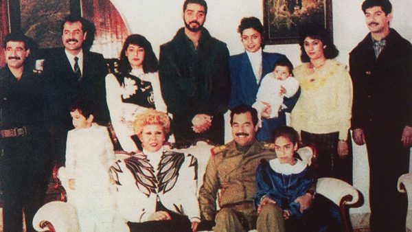 Szczęśliwa rodzinka Saddama Husajna? Chyba tylko na zdjęciu. Pośrodku stoi bowiem Udajj, a pierwszy z prawej - Kusajj (fot. Iraqi State Television, lic. domena publiczna).