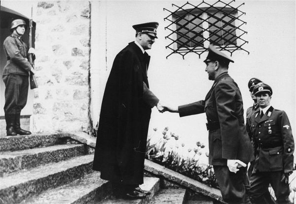 Przywódca Niepodległego Państwa Chorwackiego Ante Pavelić wita się z Adolfem Hitlerem (źródło: United States Holocaust Memorial Museum; lic. domena publiczna).